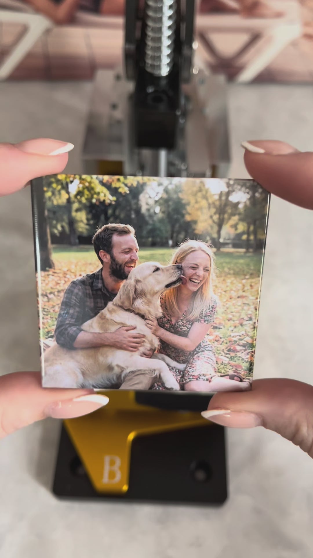Pár ve třech momentech zachycený na personalizovaných fotomagnetech s vlastní fotkou